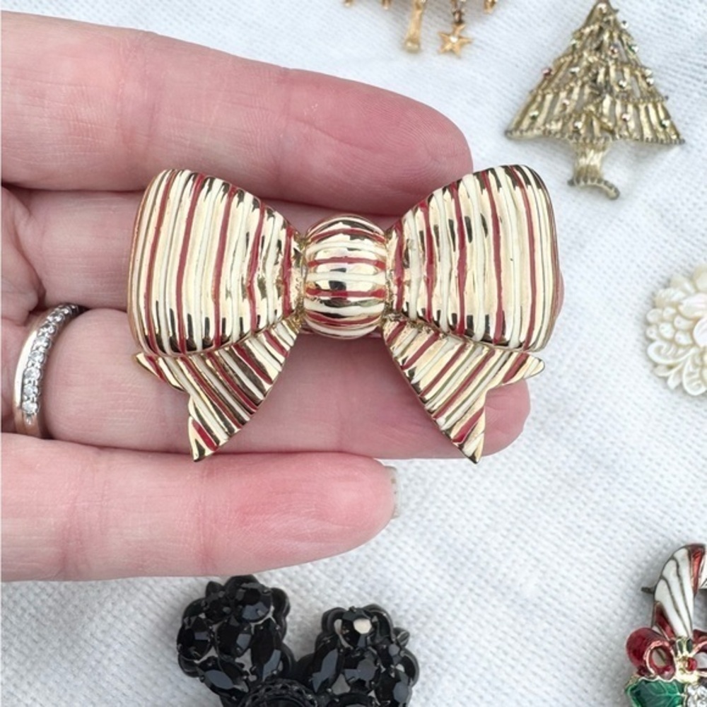 VINTAGE Mimi di Niscemi 1995 GOLD ENAMEL Preppy Bow Pin Brooch - Christmas